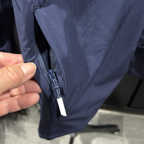 ALETEO WANG UPF 50+ moisture wicking,zip up,hip zip pockets,stretch,soft, light - Picture 4 of 12